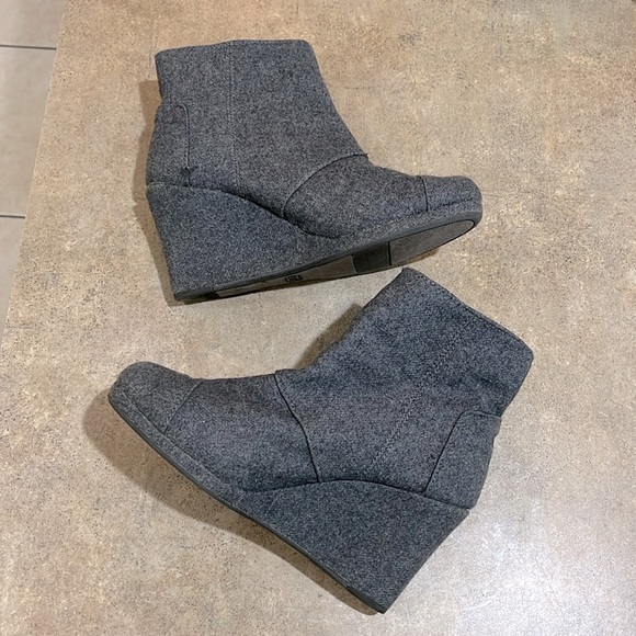 Toms Womens Shoes Nepal Side Zip Wedge Ankle Boots Booties Size 8.5 Gray Suede - Picture 2 of 7